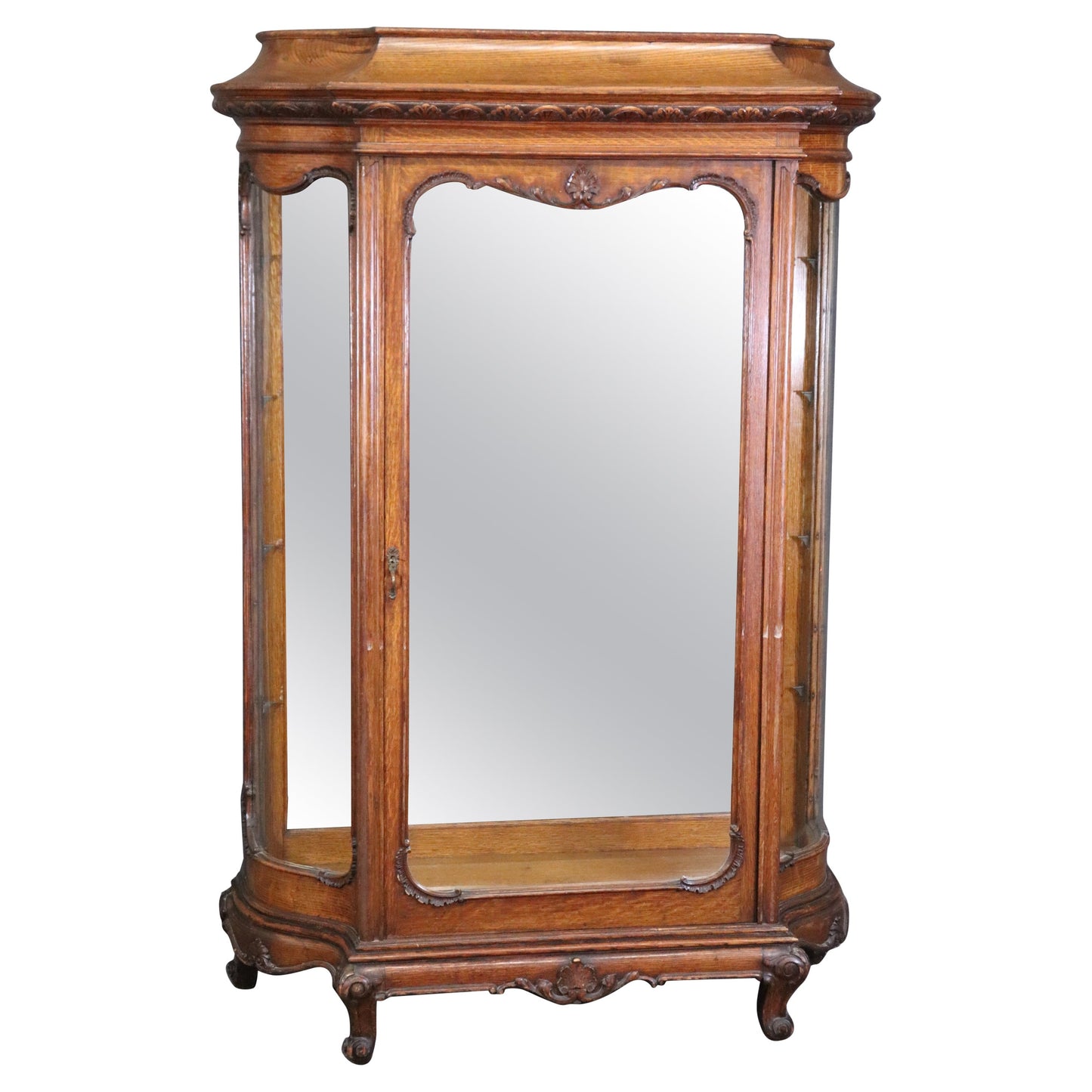 Superb Quality Quarter Sawn Oak Serpentine Glass American Victorian Vitrine