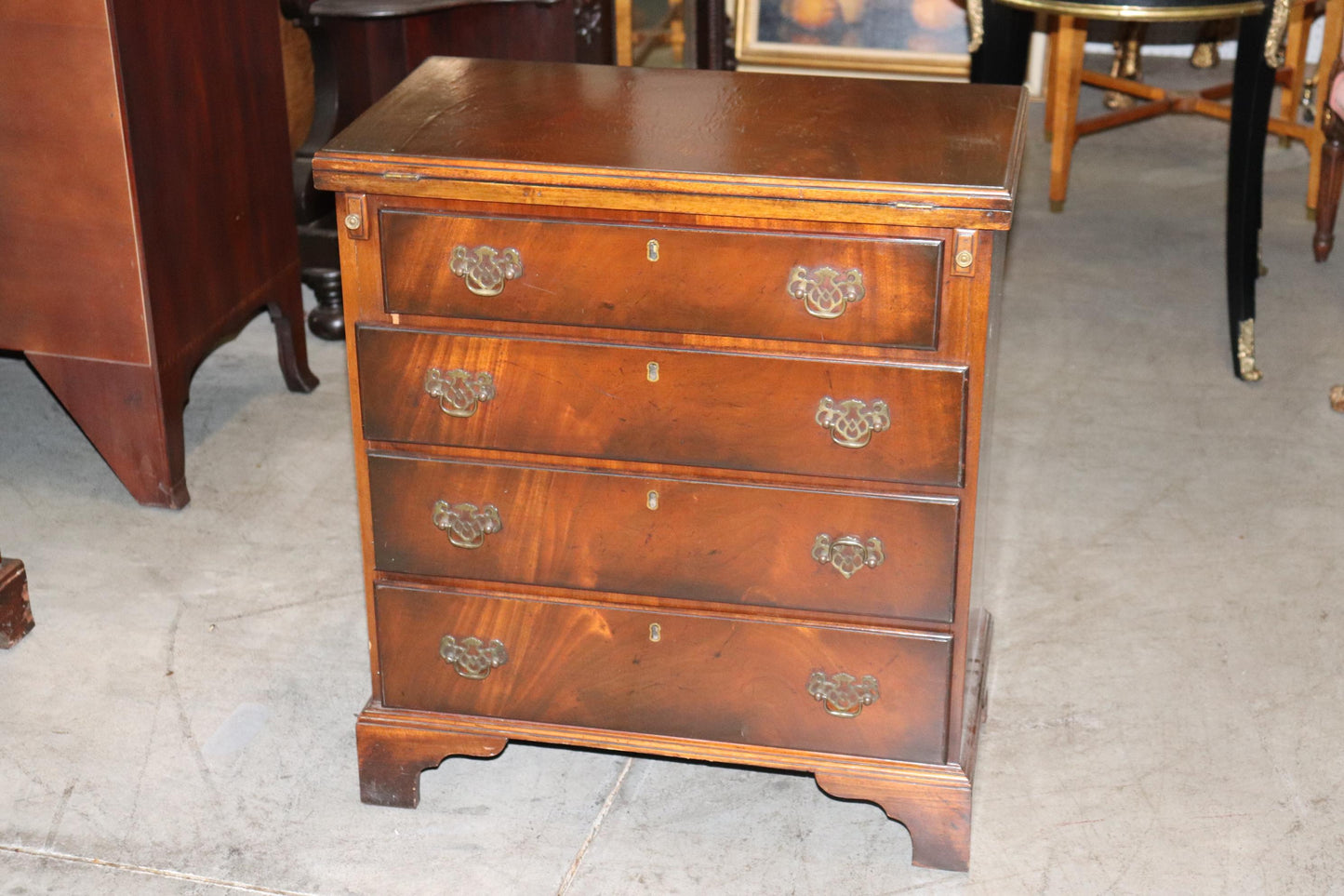 Fine Quality English Mahogany Georgian Style Bachelors Chest Nightstand