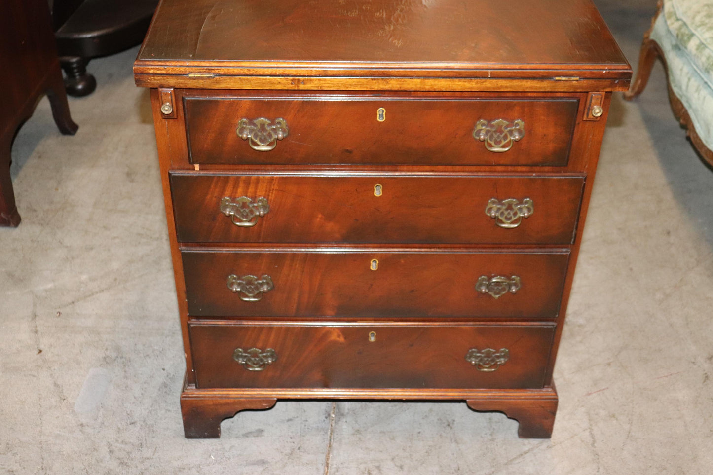 Fine Quality English Mahogany Georgian Style Bachelors Chest Nightstand