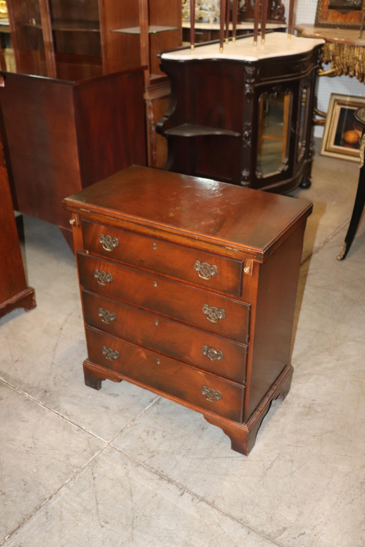 Fine Quality English Mahogany Georgian Style Bachelors Chest Nightstand