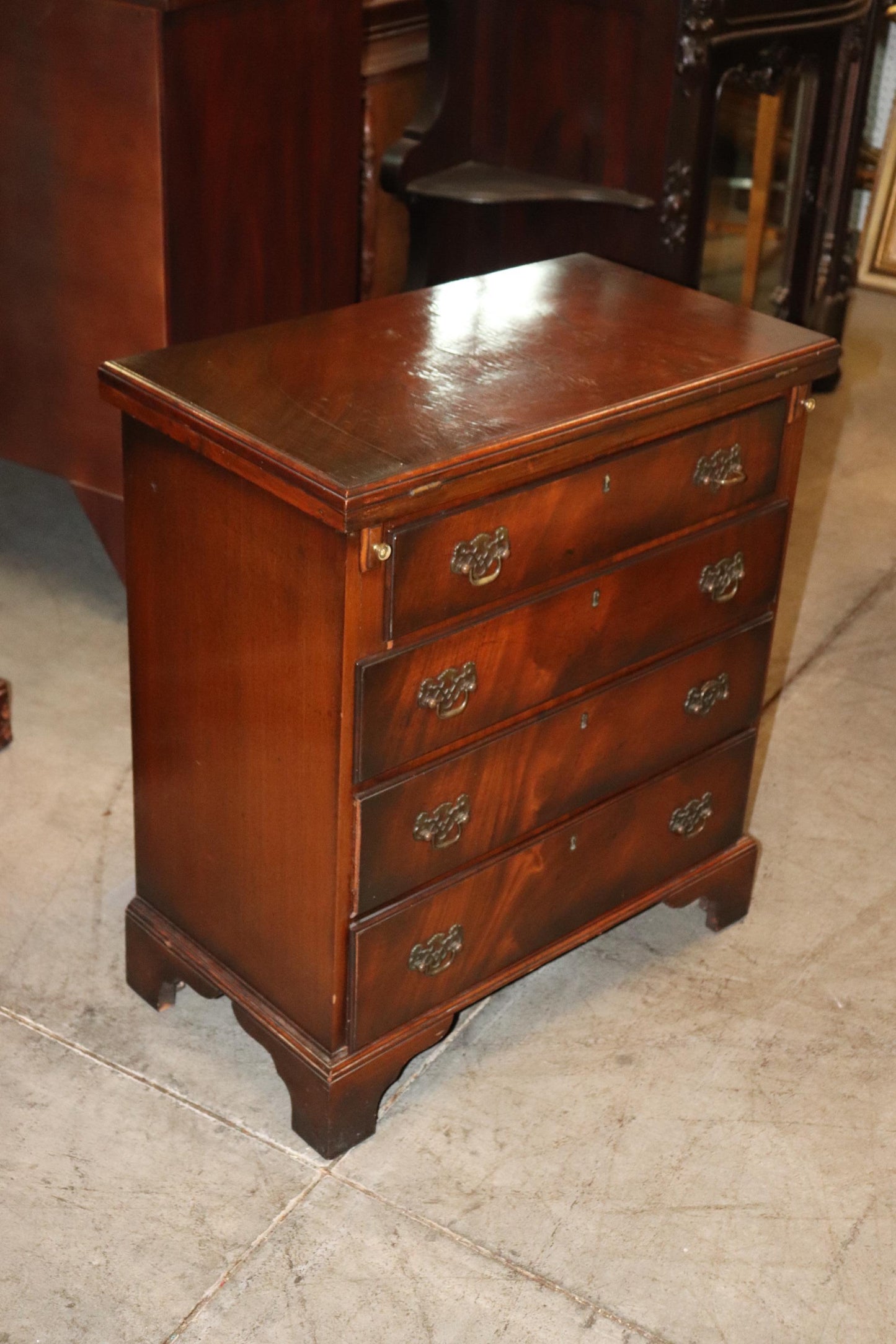 Fine Quality English Mahogany Georgian Style Bachelors Chest Nightstand