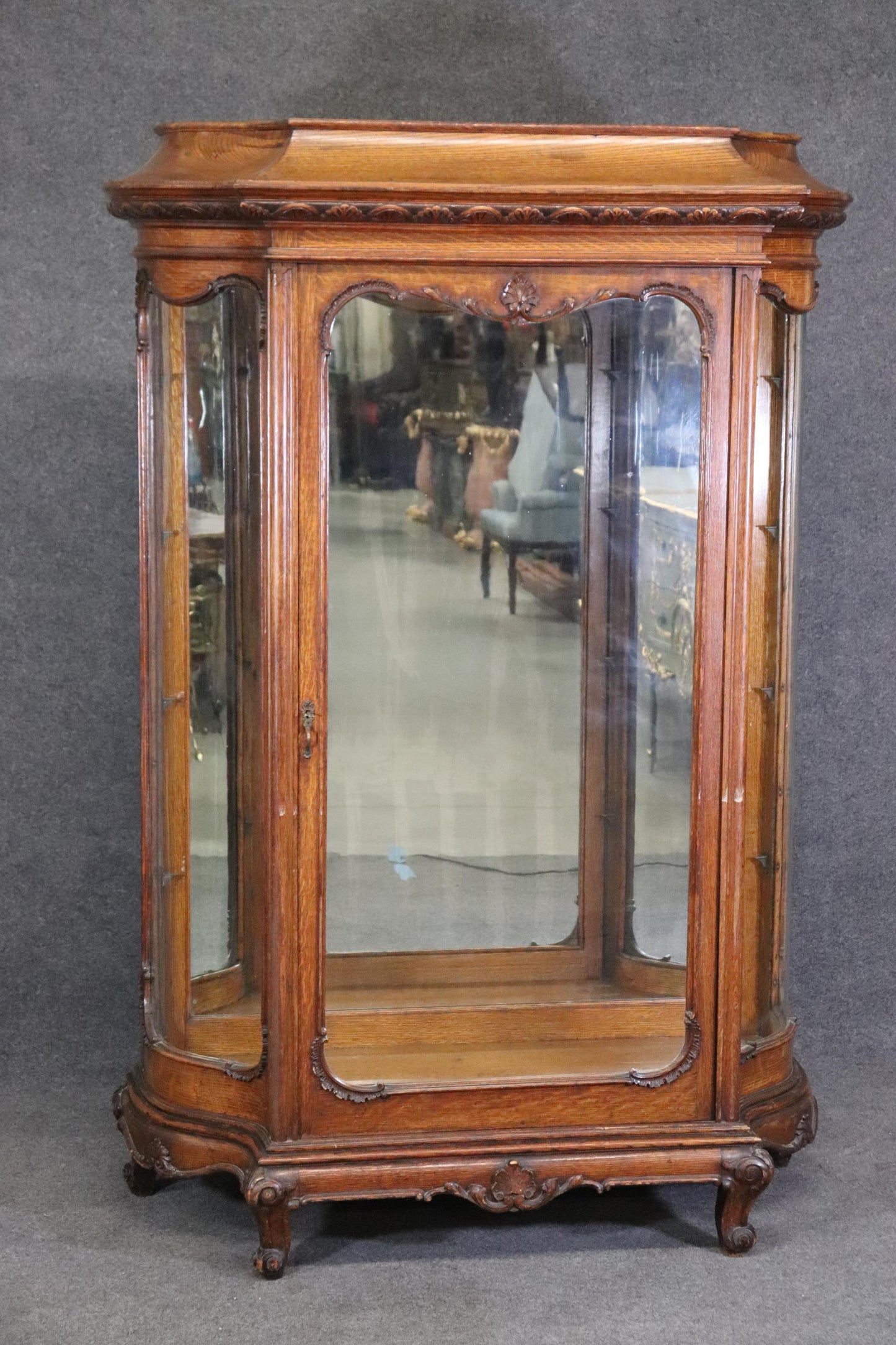 Superb Quality Quarter Sawn Oak Serpentine Glass American Victorian Vitrine