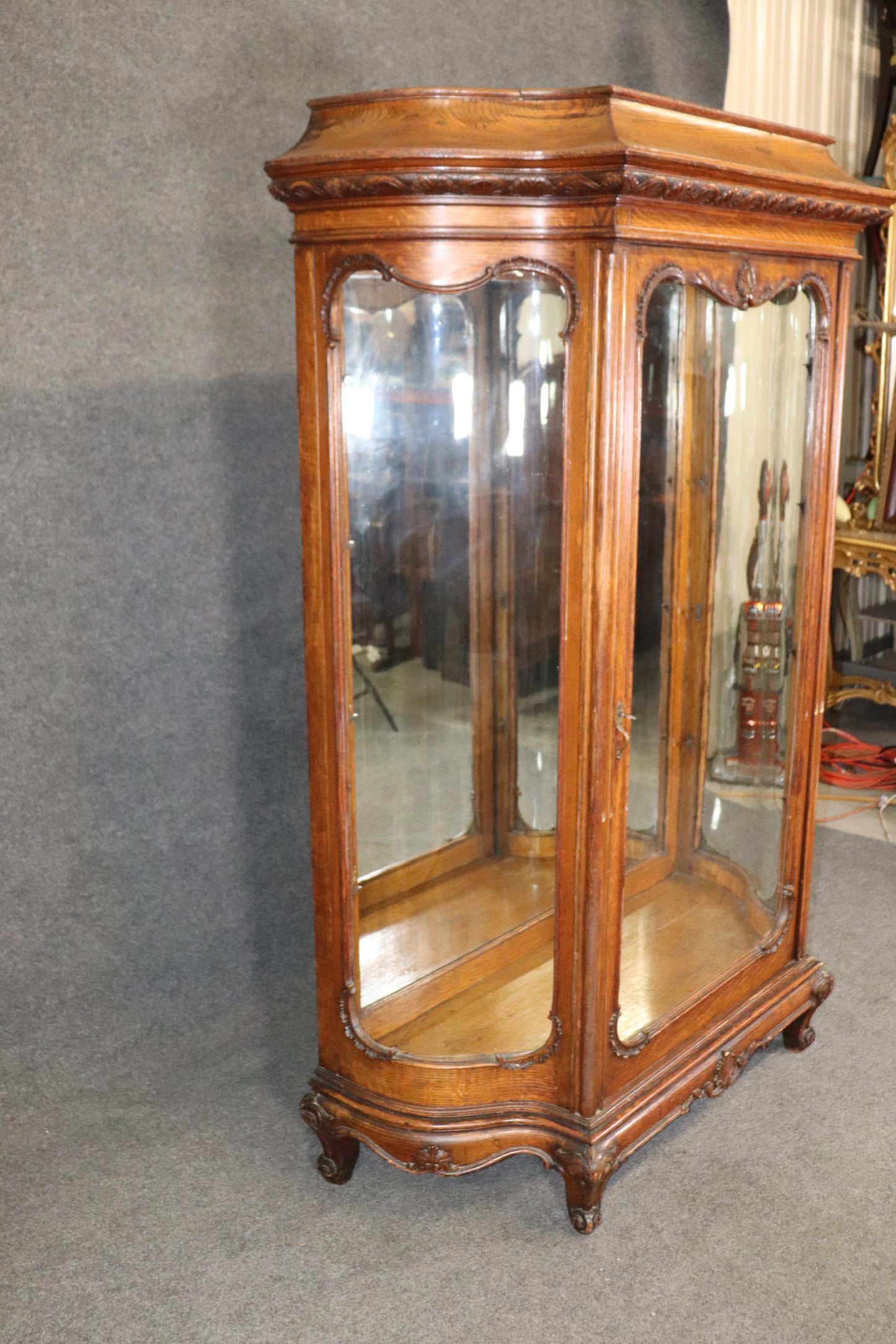 Superb Quality Quarter Sawn Oak Serpentine Glass American Victorian Vitrine