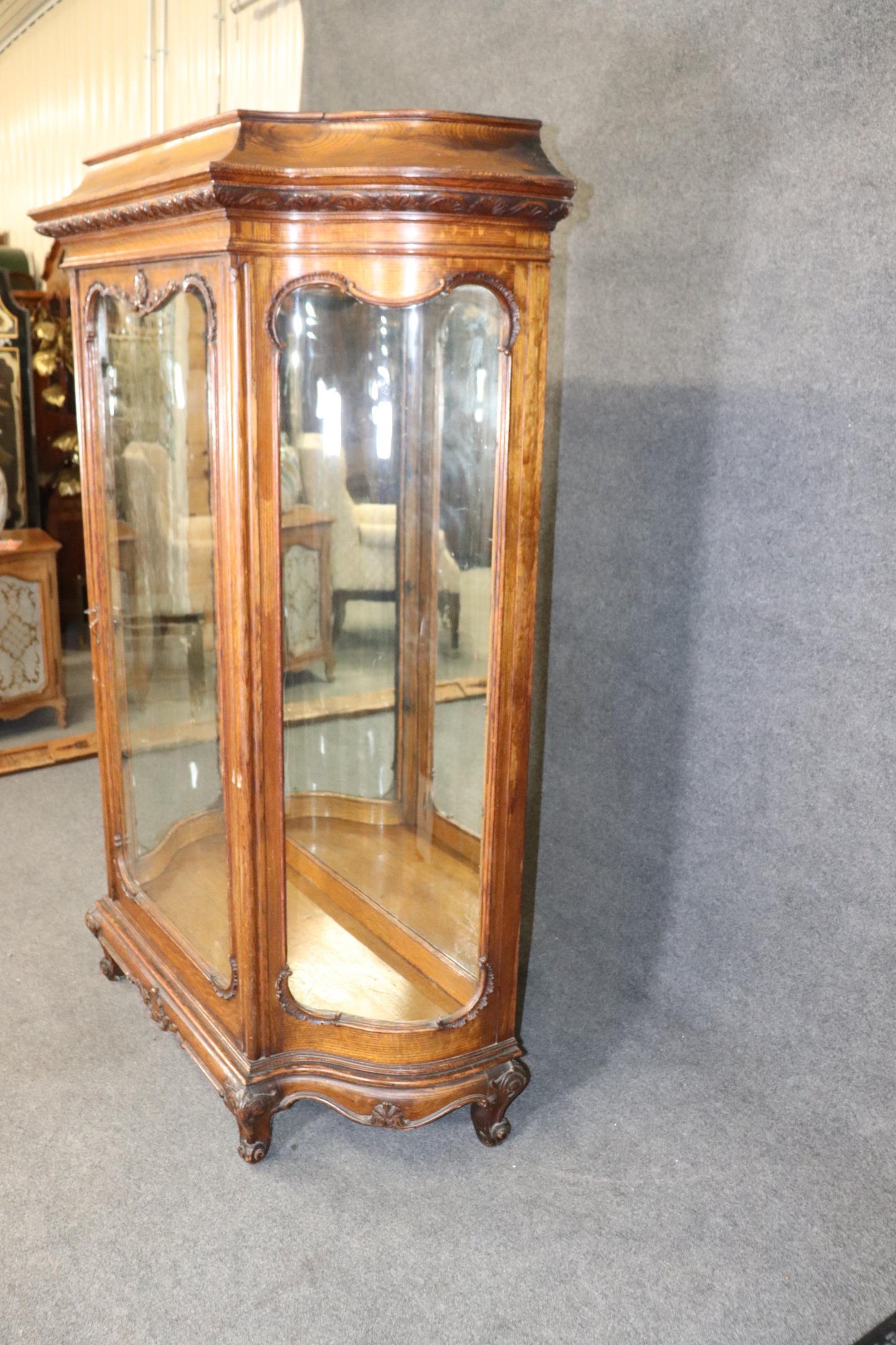 Superb Quality Quarter Sawn Oak Serpentine Glass American Victorian Vitrine