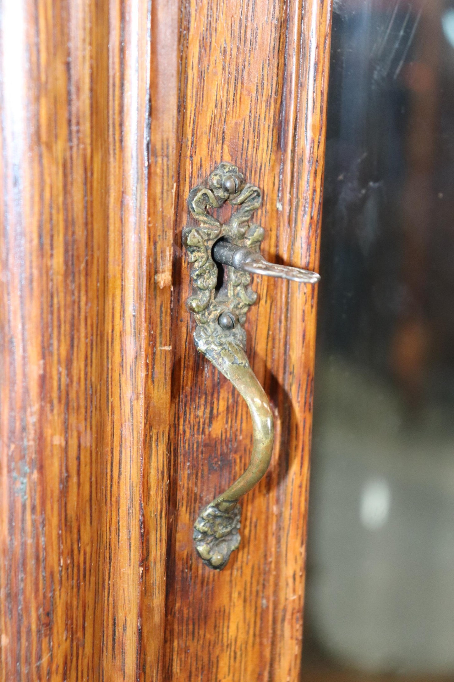 Superb Quality Quarter Sawn Oak Serpentine Glass American Victorian Vitrine