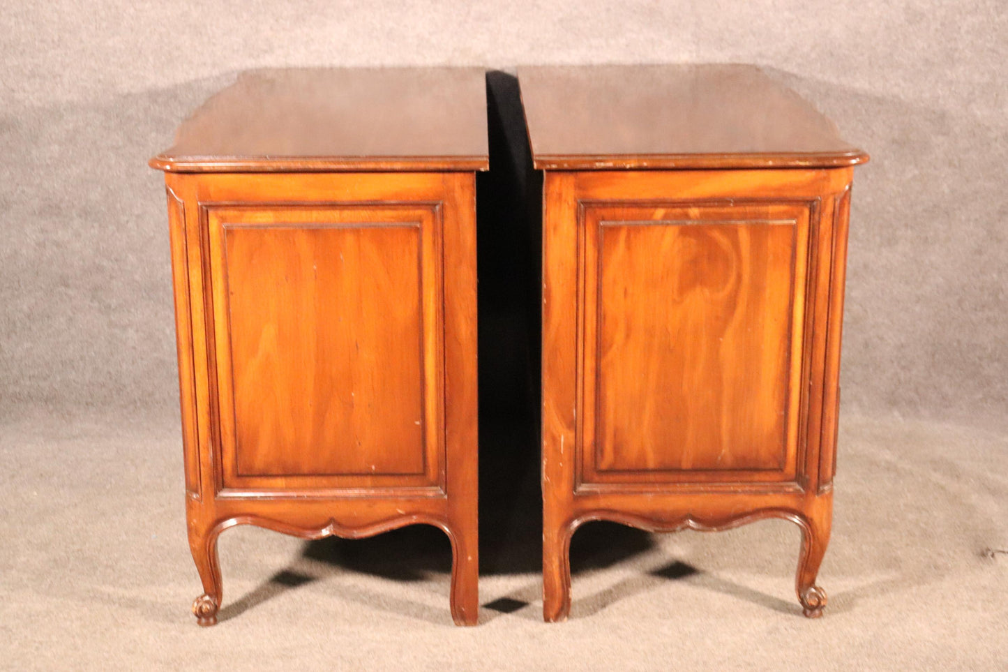 Pair High Quality Walnut French Louis XV Style Commodes Dressers, Circa 1960