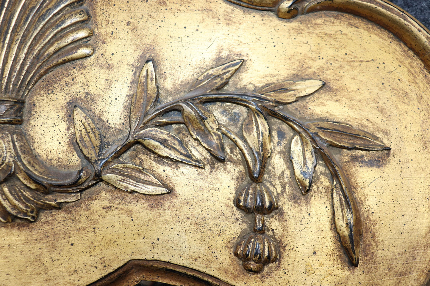 Superb Distress Gilded Gold Leaf Georgian Carved Acanthus Leaf and Shell Mirror