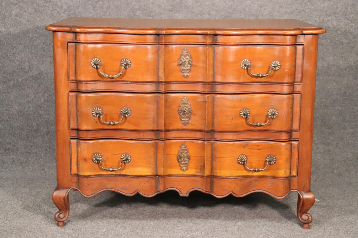 Nice Quality French Provincial Louis XV Commode Dresser