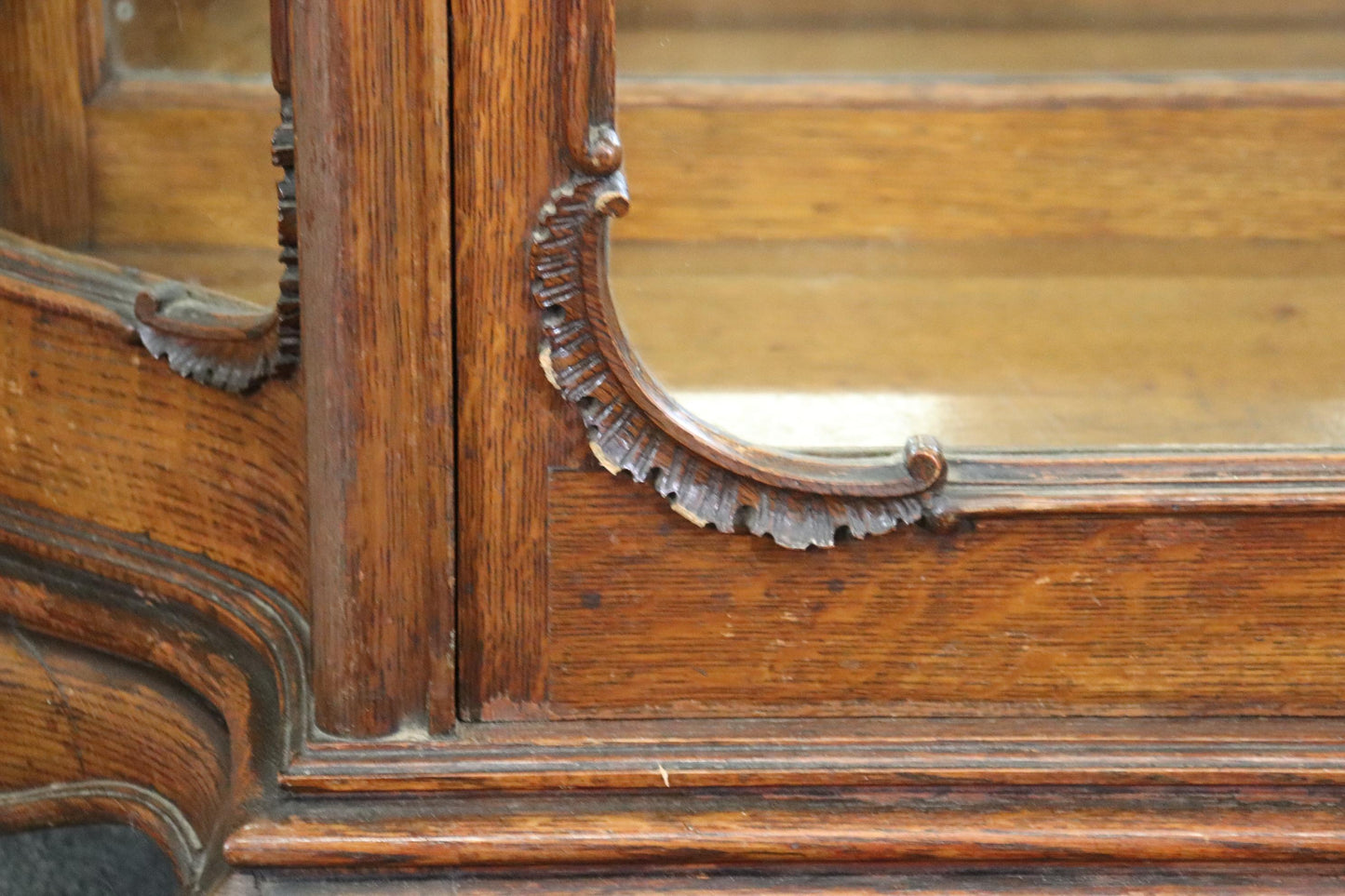 Superb Quality Quarter Sawn Oak Serpentine Glass American Victorian Vitrine