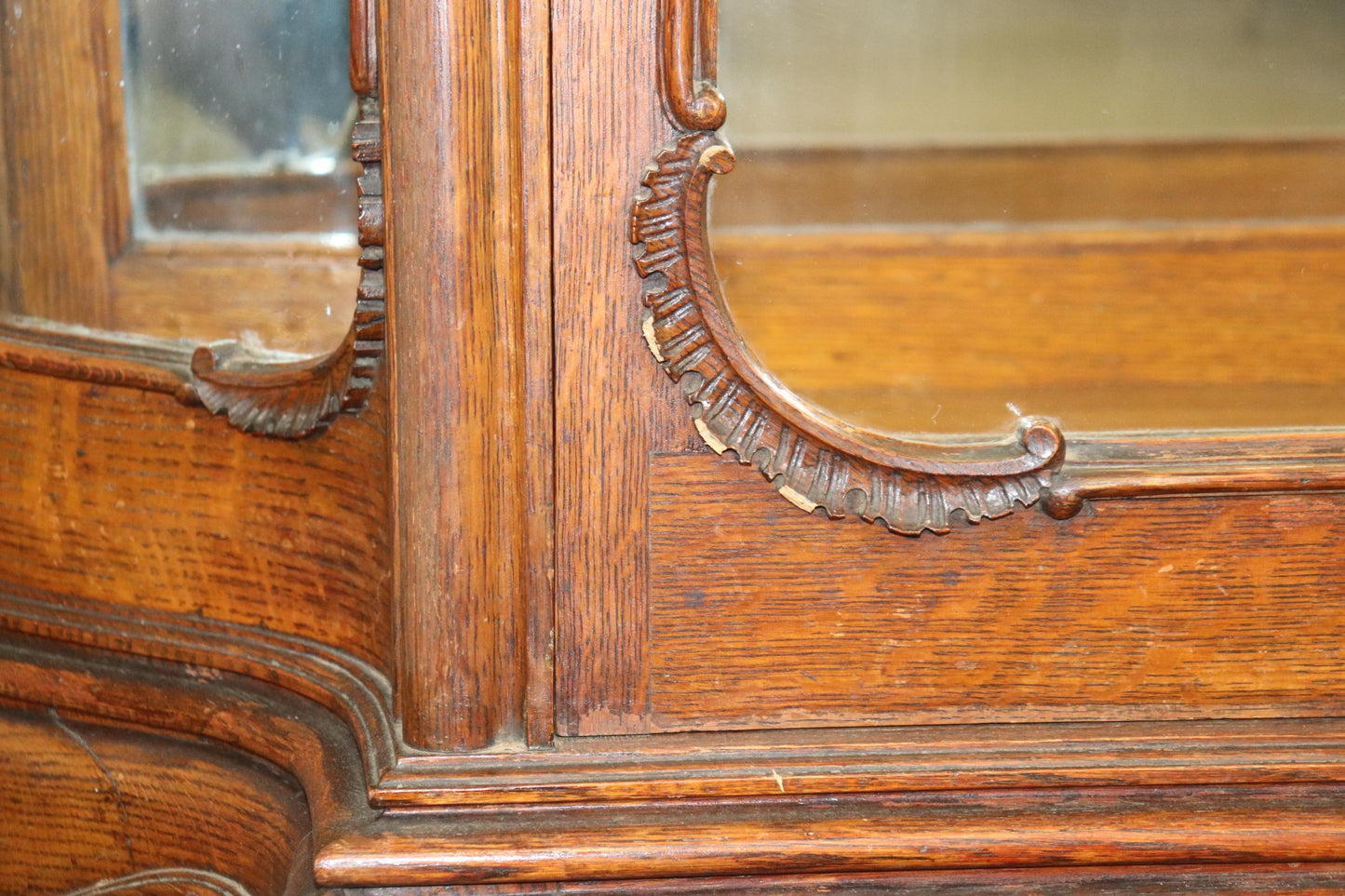 Superb Quality Quarter Sawn Oak Serpentine Glass American Victorian Vitrine