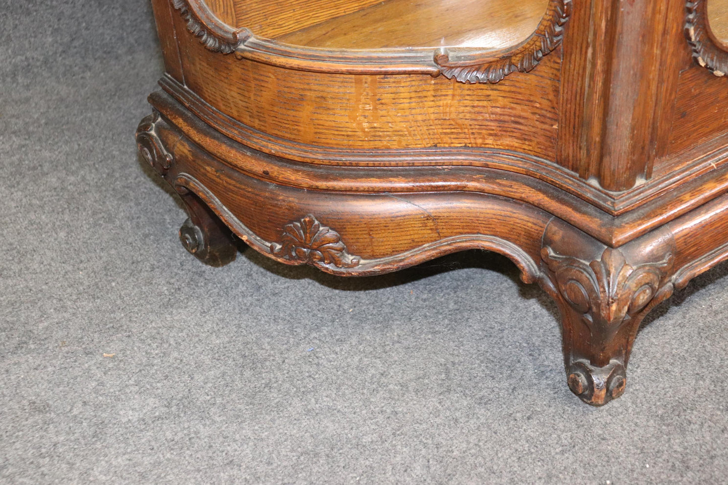 Superb Quality Quarter Sawn Oak Serpentine Glass American Victorian Vitrine