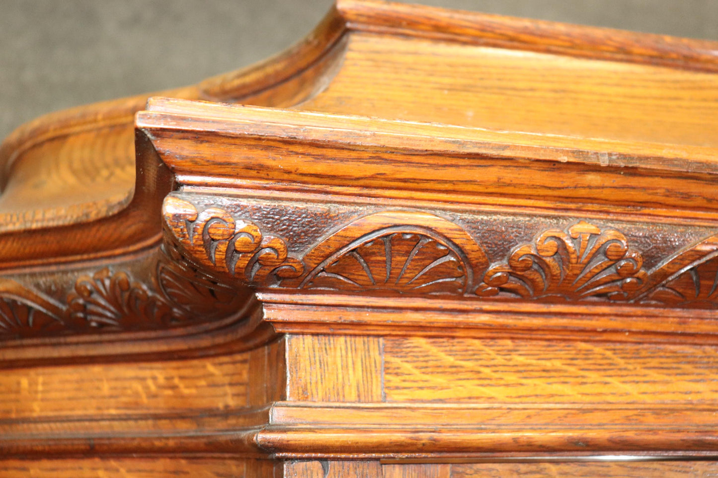 Superb Quality Quarter Sawn Oak Serpentine Glass American Victorian Vitrine