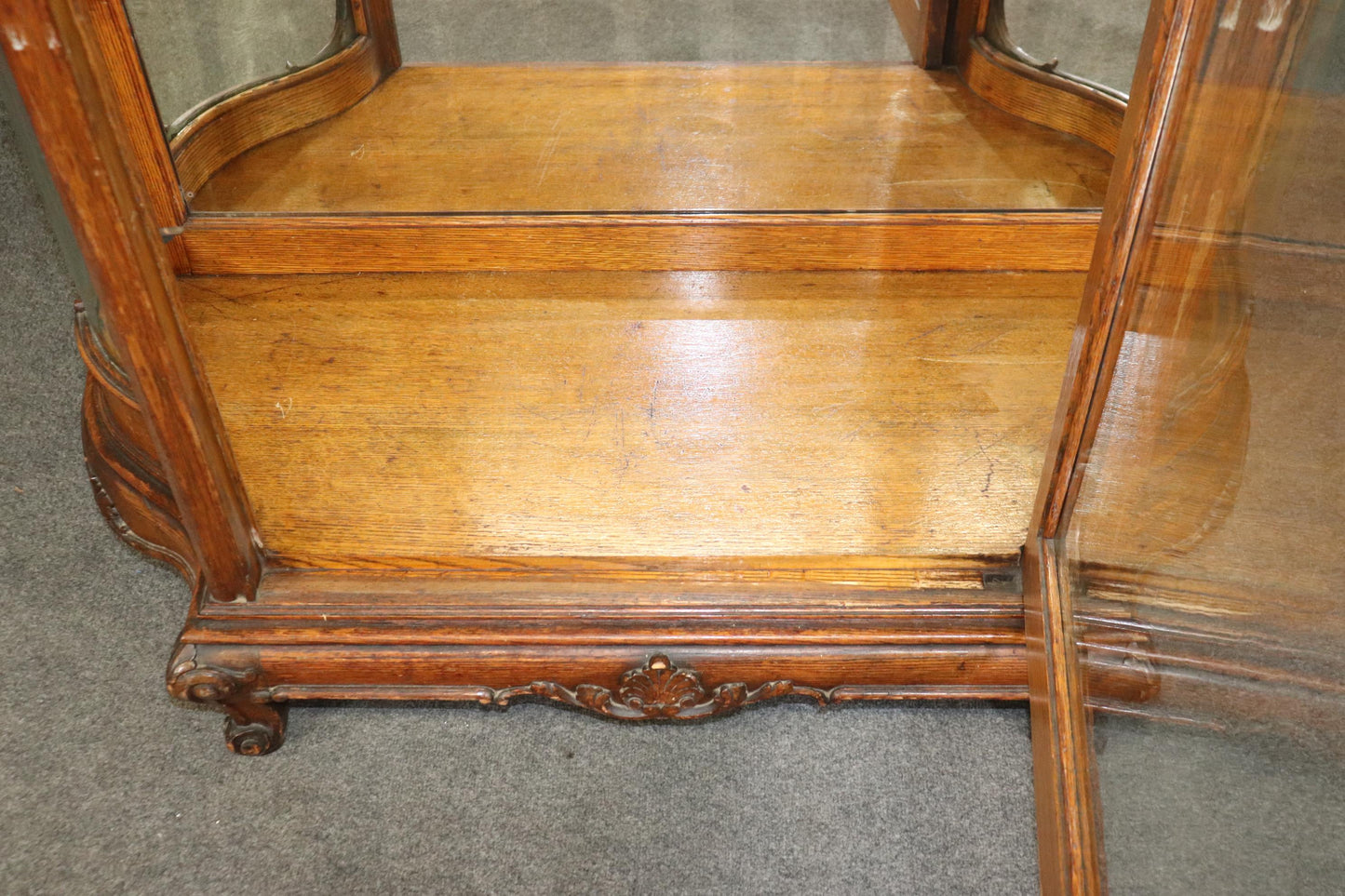 Superb Quality Quarter Sawn Oak Serpentine Glass American Victorian Vitrine