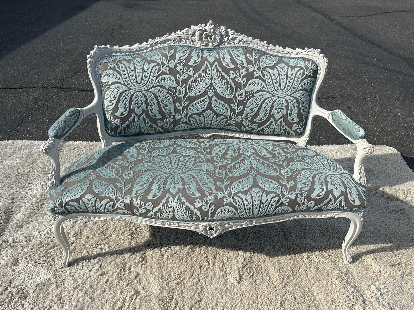 Outstanding French 1870s era Louis XV Thibaut Velvet Damask White Painted Settee