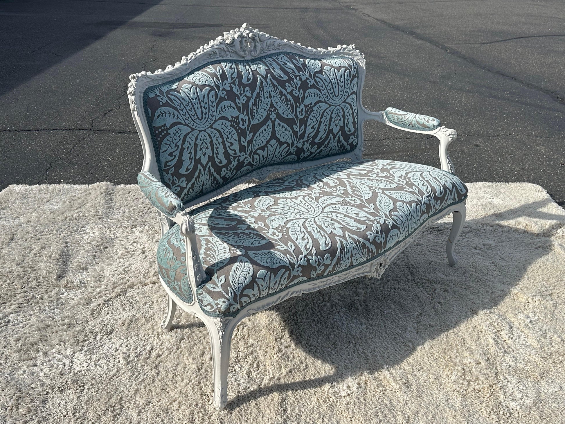 Outstanding French 1870s era Louis XV Thibaut Velvet Damask White Painted Settee