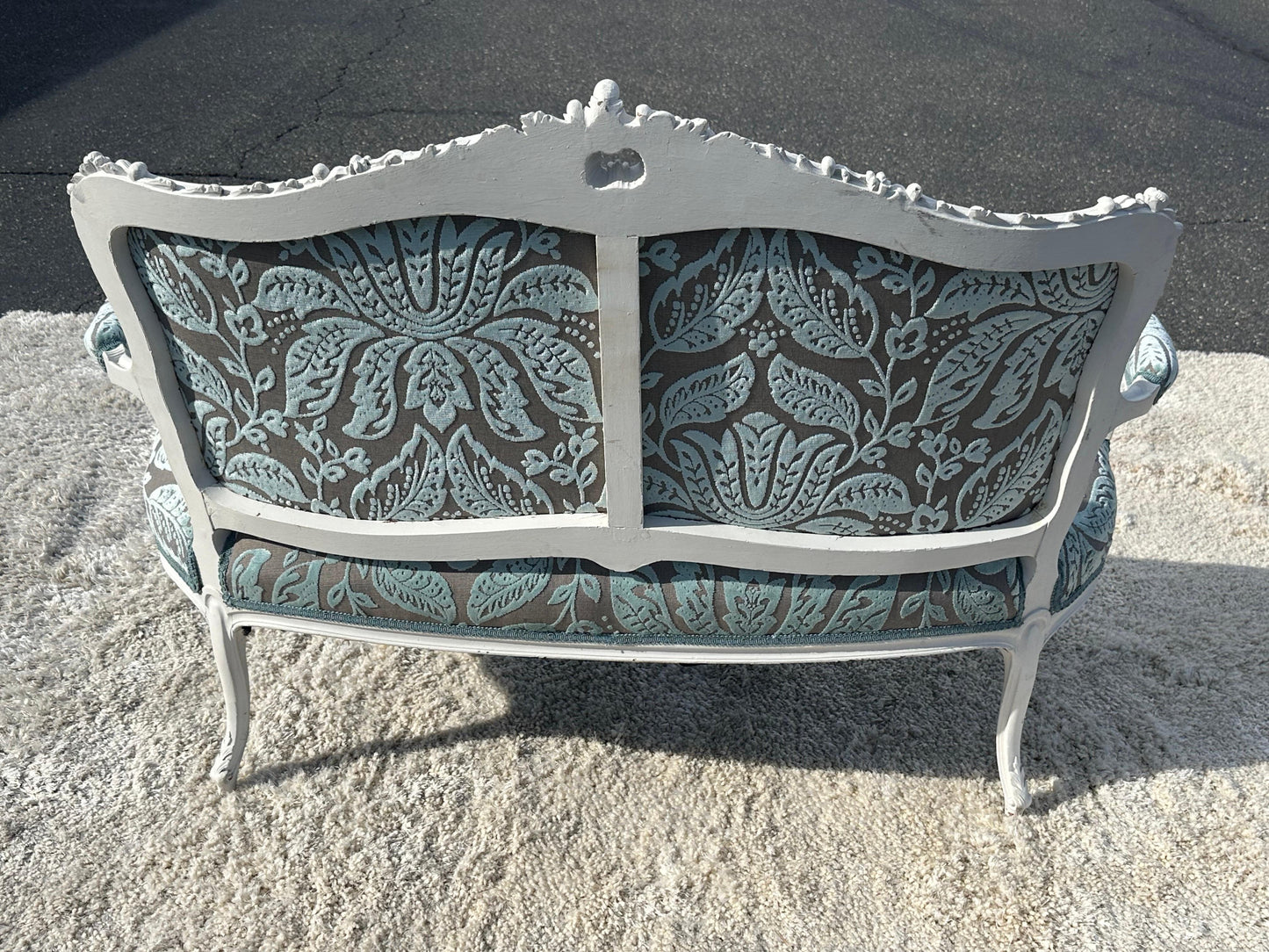 Outstanding French 1870s era Louis XV Thibaut Velvet Damask White Painted Settee