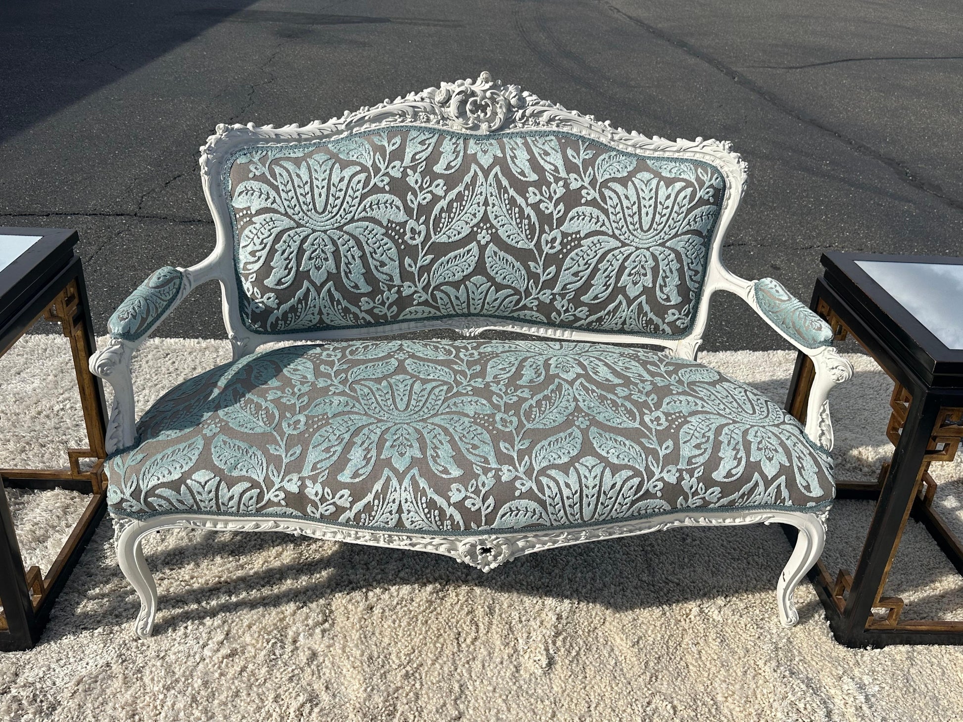 Outstanding French 1870s era Louis XV Thibaut Velvet Damask White Painted Settee