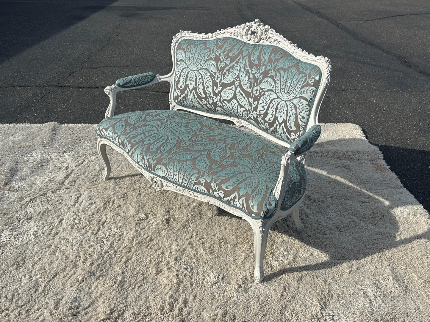 Outstanding French 1870s era Louis XV Thibaut Velvet Damask White Painted Settee