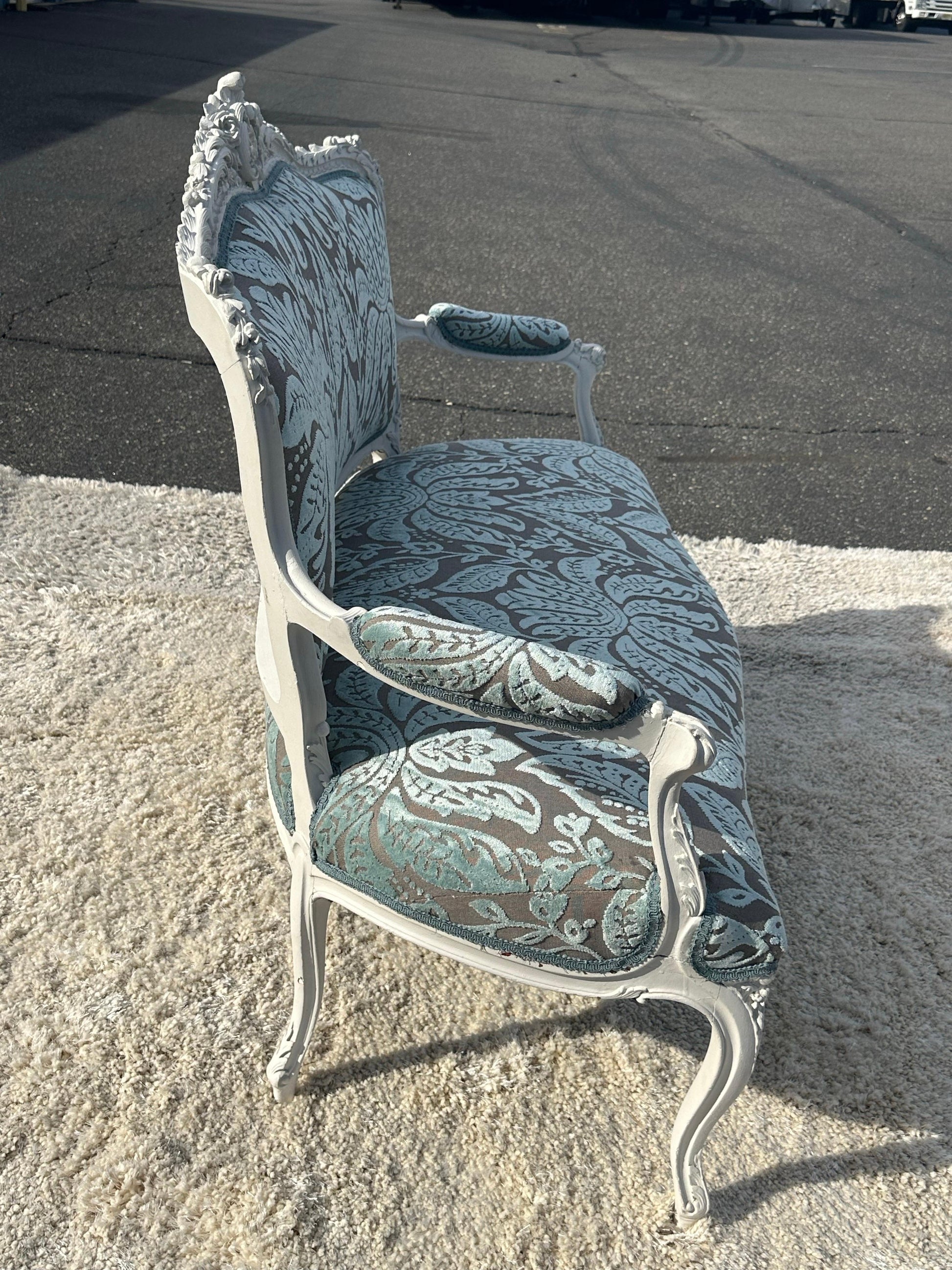 Outstanding French 1870s era Louis XV Thibaut Velvet Damask White Painted Settee