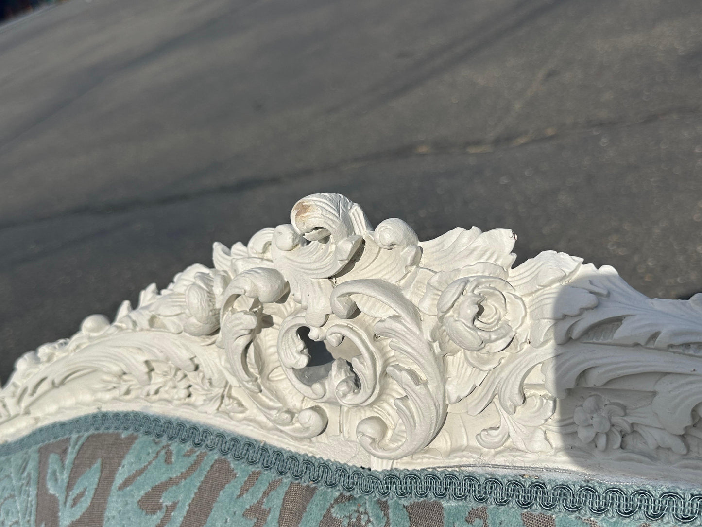 Outstanding French 1870s era Louis XV Thibaut Velvet Damask White Painted Settee